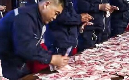 Màn thưởng Tết náo loạn cộng đồng mạng: Đếm được bao nhiêu tiền, nhận bấy nhiêu