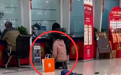 Người phụ nữ quỳ xin được "chen hàng" để gửi tiết kiệm tiền mừng tuổi 7,4 triệu đồng của con trai, dân mạng thấy khó hiểu: "Vì đâu đến nỗi?"