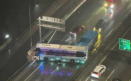 Hà Nội: Phanh gấp dưới đường trơn, xe khách xoay ngang trên đường Vành đai 3