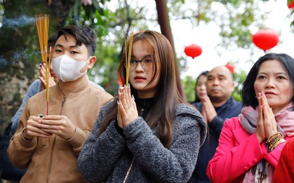 Hà Nội: Hàng nghìn người bất chấp mưa rét đổ về phủ Tây Hồ dâng lễ Rằm tháng Giêng