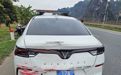 Xe ô tô khách đâm liên tiếp vào xe đặc chủng CSGT để bỏ chạy