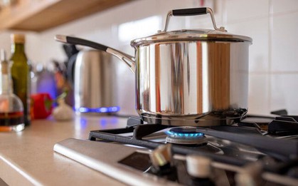 Tại sao nồi vừa rửa sạch không nên đặt trực tiếp lên bếp gas?