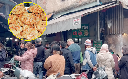 Cảnh tượng khách nước ngoài xếp hàng chờ ăn bánh tôm ở một khu chợ tại Hà Nội khiến nhiều người bất ngờ