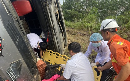 Lật xe đầu kéo trên tuyến La Sơn - Hòa Liên, tài xế tử vong