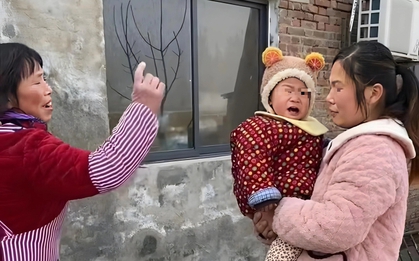 Ly hôn ôm con về nhà mẹ đẻ, người phụ nữ bị mẹ tuyệt tình đuổi đi, nói lý do khiến cô chạnh lòng bật khóc tức tưởi