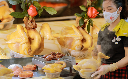 Từ câu chuyện cô gái mua phải gà luộc còn sống nguyên, đây là mẹo chọn được gà chín đẹp để thắp hương