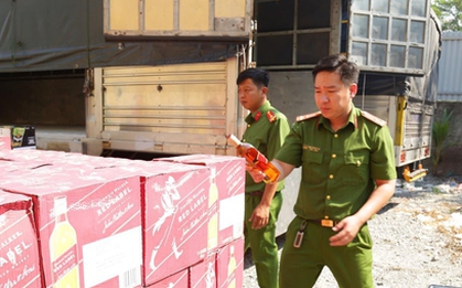 Bất ngờ với 3 chiếc xe tải đậu tại 1 bãi đất trống ở Bình Dương