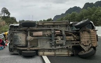 Ô tô đâm vào dải phân cách trên cao tốc Bắc Giang - Lạng Sơn, 2 người bị thương