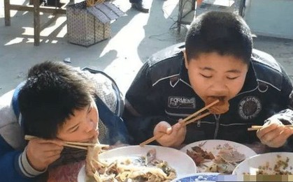 Vui vẻ dẫn con trai đi họp lớp cùng, đến lúc về nhà, tôi chết lặng khi kiểm tra tin nhắn điện thoại