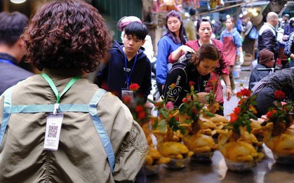 Người dân chi tiền triệu mua đồ cúng Tết ở "chợ nhà giàu", người bán đeo mã QR cho khách tiện thanh toán