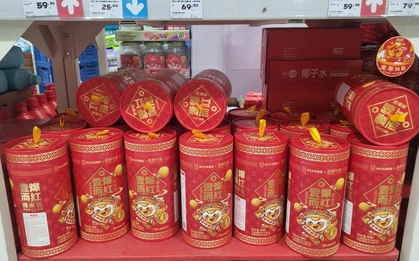 Du học sinh Việt trải nghiệm chợ Tết của người Trung Quốc: Bất ngờ với sản phẩm “cháy hàng” nhanh nhất, không phải hoa quả hay kẹo bánh mà là món rất quen thuộc với mọi nhà