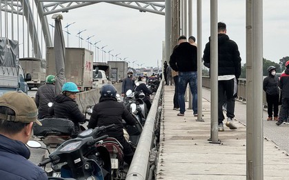 Hàng trăm người theo dõi cuộc tìm kiếm 4 mẹ con nghi nhảy cầu: "Thật may mắn khi không xảy ra sự việc thương tâm..."