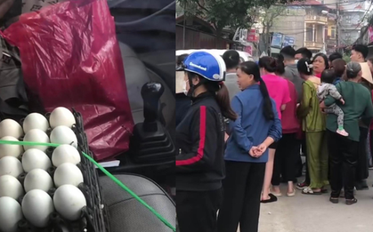 Hà Nội: Cô bán trứng bất ngờ "được" ném nhầm bọc tiền hơn 1 tỷ vào xe