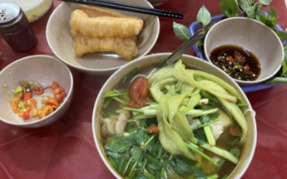 Lại có cô gái bức xúc vì ăn bún bị "chửi sấp mặt", dân mạng ngán ngẩm: Dường như có những người thích bị "ngược đãi" trong chuyện ăn uống!