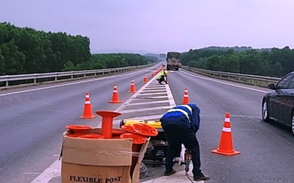 Thi công điều chỉnh bổ sung hệ thống an toàn trên cao tốc Cam Lộ - La Sơn