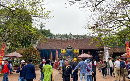 Đền Trần vẫn tấp nập du khách đến xin ấn lộc