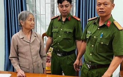 Dọn nhà phát hiện khẩu súng và 22 viên đạn, bà lão 75 tuổi giao nộp công an