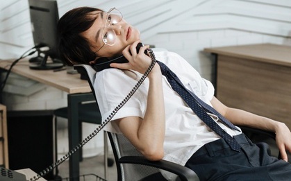 Đang đi du lịch thì sếp gọi điện, giao việc ngoài giờ: Người thường "đồng ý" ngay dù khó chịu, người EQ trả lời đủ khôn khéo, được lòng người
