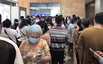 Ngân hàng lỗi cho khách hàng rút tiền thoải mái, người dân ồ ạt xếp hàng dài rút cả chục tỷ
