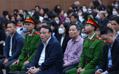 Chủ tịch Tân Hoàng Minh liên tục lau nước mắt khi nghe luật sư bào chữa cho con trai