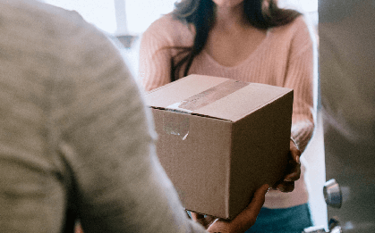 Nhận thùng hàng đặt mua qua mạng, cô gái "đứng hình" khi nhìn thấy thứ bên trong