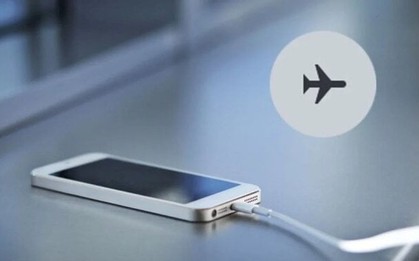 Sạc điện thoại cứ bật công tắc nhỏ này, tốc độ sạc nhanh gấp đôi bình thường