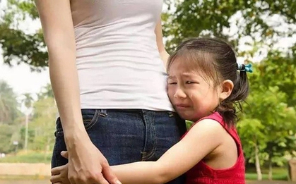 Con gái 7 tuổi nhập viện, mẹ tìm quần áo rồi phát hiện bí mật đau lòng: Sự vô tâm của mẹ đã hại con