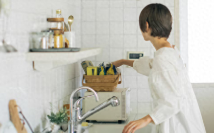 Mở ngăn kéo tủ bếp của bà nội trợ Nhật ra, tôi vô cùng bất ngờ vì chúng sạch sẽ và ngăn nắp quá!