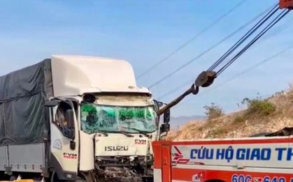 Tai nạn trên cao tốc Vĩnh Hảo - Phan Thiết, tài xế tử vong trong ca bin bẹp rúm