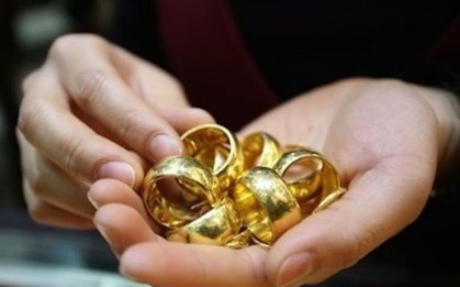 Mua lại chiếc nhẫn vàng của khách với giá hơn 27 triệu đồng, ông chủ tiệm kim hoàn phẫn uất khi phát hiện bên trong có "chất lạ"