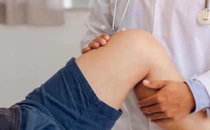 Người đàn ông 32 tuổi thấy khớp gối lạo xạo, đi khám tá hoả mắc bệnh người già