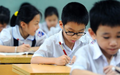 Phụ huynh Hà Nội đang chia phe tranh cãi rất căng: Người hò reo ăn mừng, người bức xúc "đừng ép ai cũng như mình"