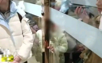 Bé gái bị kẹp tay vào cửa siêu thị, gào khóc thảm thiết nhưng nhân viên không cho giải cứu: Lý do đằng sau gây phẫn nộ