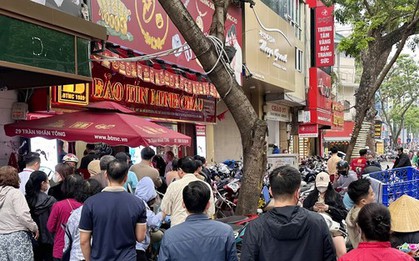Người Hà Nội ùn ùn đi bán vàng
