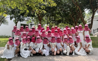 Bức ảnh đi team building giữa ngày nắng đỉnh điểm của một công ty nhận nhiều "haha" nhất lúc này: Rồi có nhớ mình đứng đâu không?