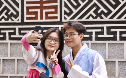 Giới trẻ Hà Nội thích thú check-in trên con đường văn hóa Hàn Quốc