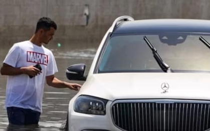 Dubai chìm trong nước nhiều ngày sau trận mưa lớn nhất 75 năm