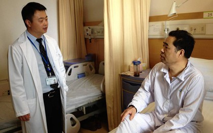Ông bố nhập viện vì gãy đốt sống lưng, khi biết thủ phạm ai nấy ngán ngẩm: Biết "bắt đền" thế nào?