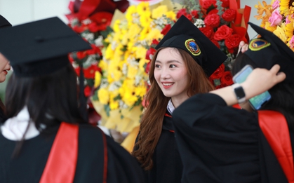 Toàn cảnh lễ tốt nghiệp Đại học Quốc tế Sài Gòn: Toàn khách mời đỉnh, thủ khoa toàn khóa có thành tích siêu "khủng"