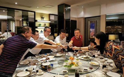 50 tuổi, tôi đi họp lớp bị coi thường vì làm nông, thu nhập thấp nhưng khi con trai đến đón, họ lập tức nín lặng và cúi đầu