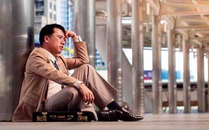 Tuổi 35 trở thành “lời nguyền” của dân văn phòng: Làm đến Giám đốc vẫn bị cho nghỉ việc, rải CV không ai phản hồi và đành làm shipper để kiếm sống