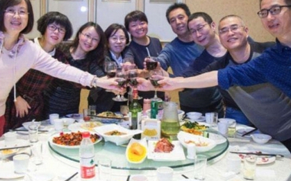 "Trong buổi họp lớp, tôi bị bạn bè cười nhạo lương thấp, đến khi con trai tôi đến đón, ai nấy yên lặng xấu hổ"