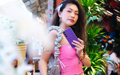 Gái xinh đi du lịch cầm chiếc điện thoại Galaxy S23 FE vừa được "hồi sinh" với Galaxy AI, thấy "sang xịn mịn" hơn hẳn!