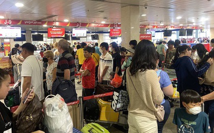 Sân bay Tân Sơn Nhất lúc này: Nhiều người đã vác vali về quê, đi du lịch dịp lễ 30/4
