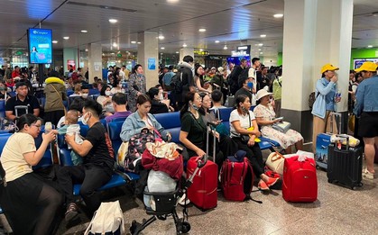 Nhiều chuyến bay trì hoãn, khách ở Sân bay Tân Sơn Nhất mệt mỏi chờ đợi