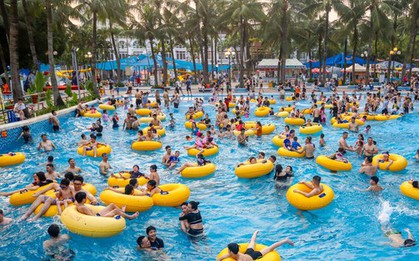 “Nắng nóng nung người”, người dân đổ về công viên nước ngày nghỉ lễ