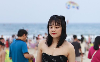 “Chữa lành” nắng nóng: Ăn ngủ trong công viên, mải miết bám biển...