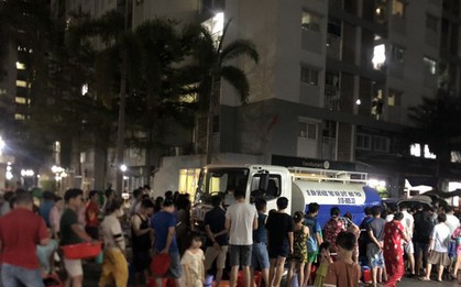 Hàng nghìn cư dân tại TPHCM mang xô, chậu đi hứng nước giữa đêm