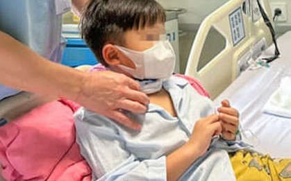 Ngã đập cổ vào kệ tivi, bé trai 7 tuổi vỡ khí quản, nguy kịch