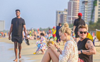 Người dân, du khách đổ xô ra biển Đà Nẵng giải nhiệt nắng nóng